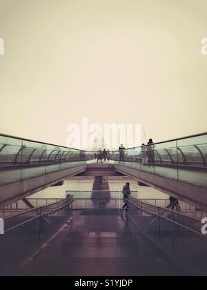 Klassische Ansicht der St Paul's Cathedral aus der Millennium Bridge Stockfoto