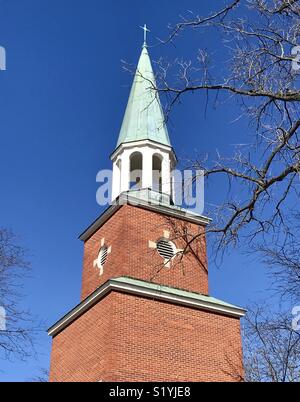 Glocke Turm, mit einem Kreuz gekrönt, in Ohio vor blauem Himmel. Stockfoto