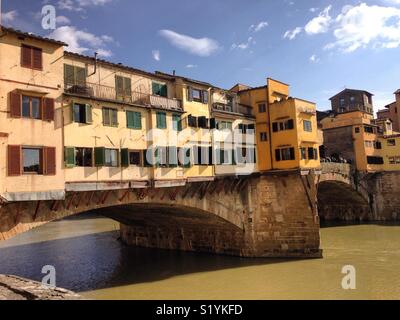 Blick auf den Fluss Arno und die Ponte Vecchio in Florenz, Italien Stockfoto