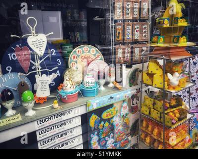 Ostern themed Fenster Anzeige in einer Papeterie, Günstige Street, Sherbourne, Dorset, England Stockfoto
