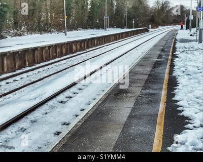 Sherborne Bahnhof, Clearing die Plattform der Schnee nach einem Blizzard, mini Tier aus dem Osten, Sherbourne, Dorset, England, März 2018 Stockfoto