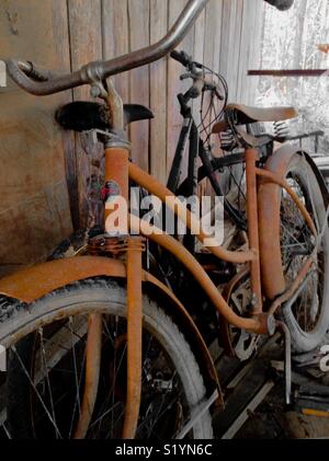 Gelb und Blau Fahrrad Fahrrad in Schuppen gelagert Stockfoto