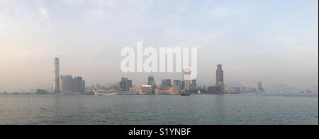 Panorama von West Kowloon, Tsim Sha Tsui und Hung Hom und den Victoria Harbour, gesehen von Tamar Park, Admiralty, Central, Hong Kong Island, in der Dämmerung Stockfoto