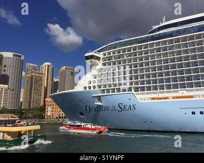 Fähren Segel Vergangenheit Kreuzfahrtschiff "Ovation der Meere" am Circular Quay in Sydney in Australien angedockt. Stockfoto