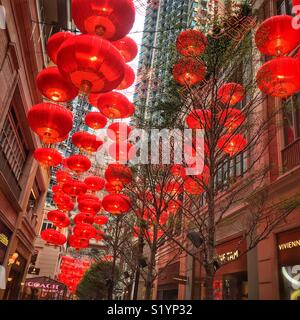 Rote Laternen, traditionellen Dekorationen für das chinesische Neujahr, in Lee Tung Avenue, einer Shopping Mall im Jahr 2015 auf dem Gelände des alten Lee Tung Street (' Hochzeit Karte Straße") in Wan Chai, Hong Kong eröffnet Stockfoto