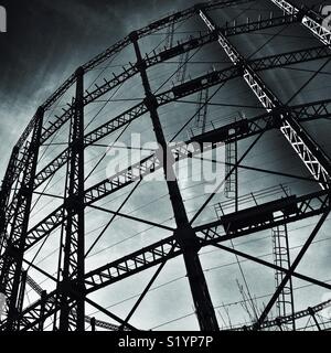 Metall Skelett der leeren Gasometer Silhouette gegen den Himmel Stockfoto