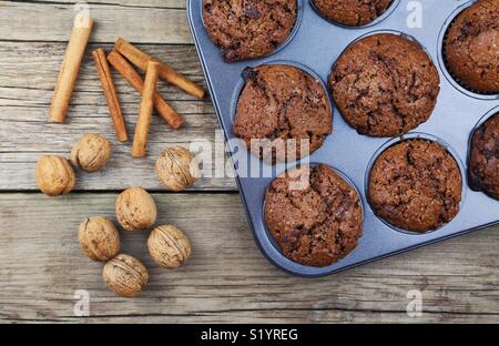 Nahaufnahme von Schokolade Muffins auf einer hölzernen Hintergrund Stockfoto