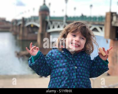 Porträt der schönen Kinder Pont Saint Pierre Toulouse Frankreich Stockfoto