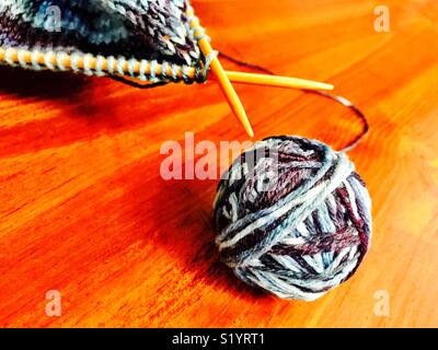 Bunte Garne Spulen in ein Projekt zu stricken. Stockfoto