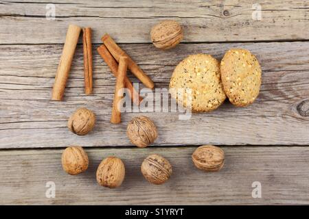 Nahaufnahme von Cookies auf einer hölzernen Hintergrund Stockfoto