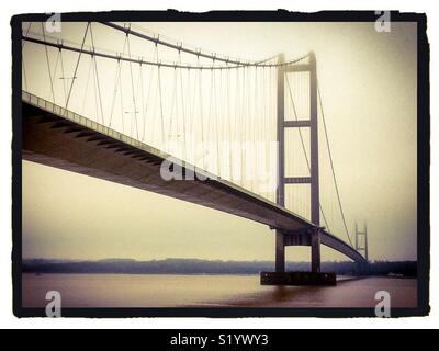 Monochromatische Blick auf die Humber Bridge eine Hängebrücke Lincolnshire Verknüpfung mit East Yorkshire im Norden von England Großbritannien Stockfoto