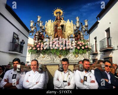 Männer tragen ein Bild Unserer Lieben Frau vom Berge Karmel in der Osterzeit heilige Woche in Prado del Rey, Sierra de Cadiz, Andalusien, Spanien Stockfoto