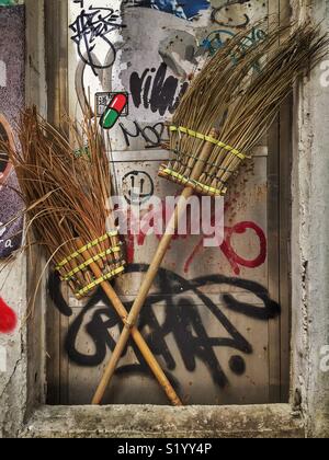 Traditionelle Chinesische Besen und Graffiti, Sai Ying Pun, Hong Kong Island