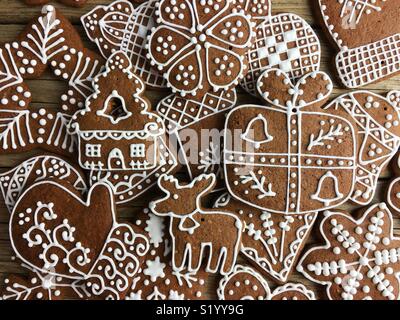 Vollbild von Weihnachten Lebkuchen cookies auf einem Holztisch Stockfoto