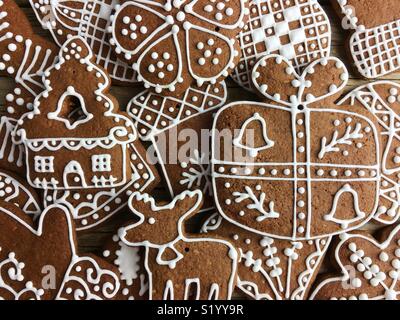 Vollbild von Weihnachten Lebkuchen cookies auf einem Holztisch Stockfoto