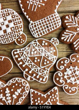 Vollbild von Weihnachten Lebkuchen cookies auf einem Holztisch Stockfoto