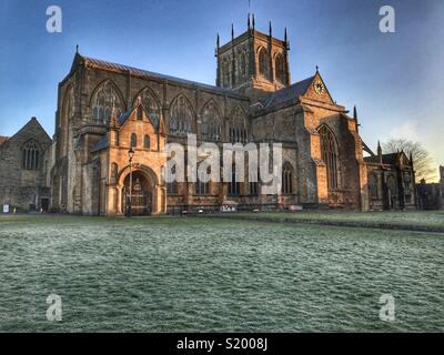 Sherborne Abbey in der historischen Marktstadt Sherbourne, Dorset, an einem klaren, frostigen Morgen. Stockfoto