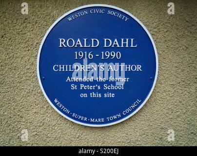 Ein vor kurzem installierte blaue Gedenktafel zur Erinnerung an die Zeit Autor Roald Dahl ist im St. Peter's School in Weston-super-Mare, Großbritannien Stockfoto