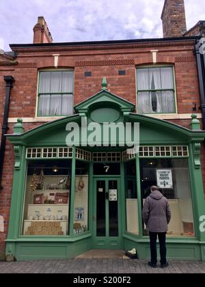 Aufwändige Viktorianischen shopfront, grün lackiert, Lebensmittelgeschäft, Blists Hill, Shropshire, England Stockfoto