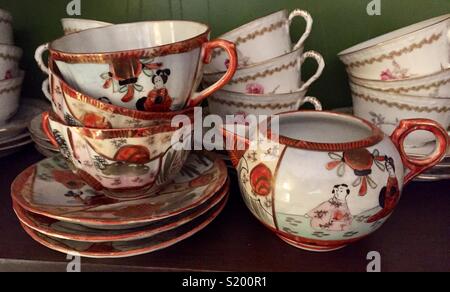 Keramik Töpfe und Tassen für Tee Stockfoto
