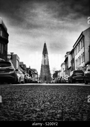 Die berühmte Kirche Hallgrímskirkja in Reykjavik. Stockfoto