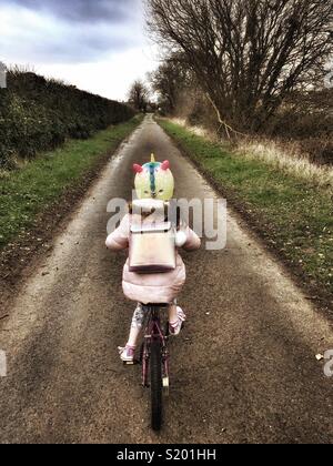 Mädchen Radfahren auf einem Feldweg Stockfoto