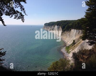 Blick auf die weißen Kreidefelsen im Nationalpark Jasmund auf Rügen, Deutschland Stockfoto