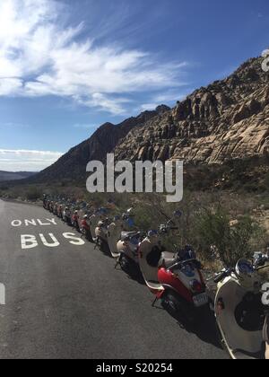 Lange Linie der Roller in Bus geparkt nur Lane im Red Rock Canyon in Nevada Stockfoto