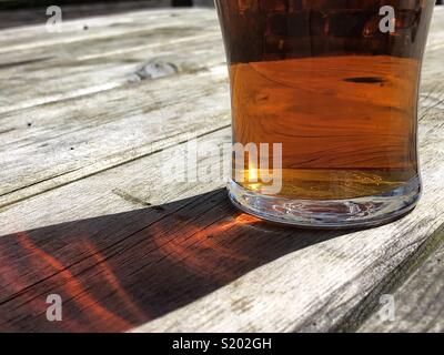 Pint Ale Bier in einem Pub Bank im Sommer Stockfoto