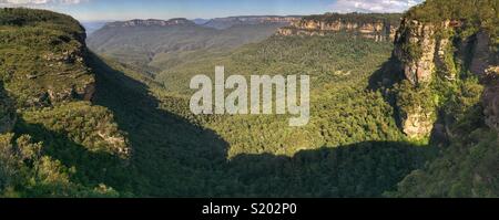 Das Jamison Valley und den Mount Solitary vom Golf Links Lookout, Wentworth Falls, Blue Mountains National Park, NSW, Australien Stockfoto