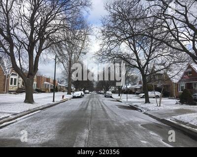 Frisch gefallenen Schnee auf einer ruhigen Seitenstraße in Chicago. Stockfoto