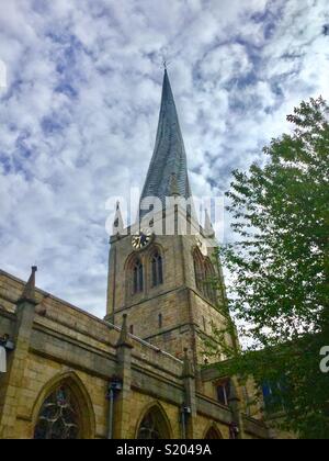 St. Maria und alle Heiligen Pfarrkirche Chesterfield, mit einem verdrehten Turm Stockfoto