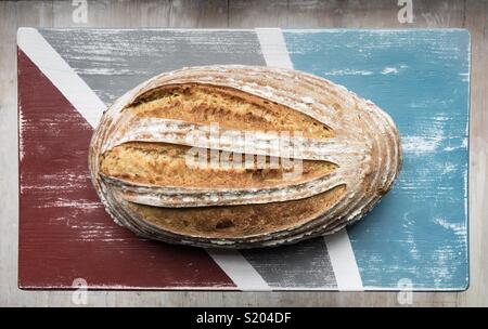 Frisch gebackene Sauerteig Brot von oben auf Distressed bemalte Holzplatte gesehen
