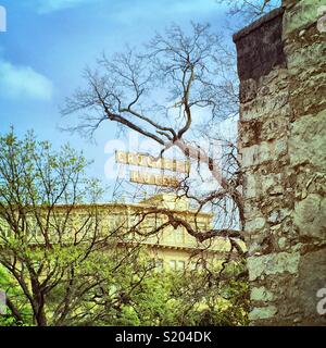 [Crockett Hotel Erinnern Sie sich neben dem] Alamo Stockfoto