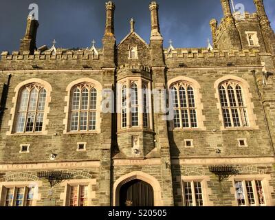 Tavistock Rathaus, die von der Siebenten Herzog von Bedford in Auftrag gegeben, wurde 1864 von Edward Rundle in den späten Senkrecht gotischen Stil gestaltet. Stockfoto