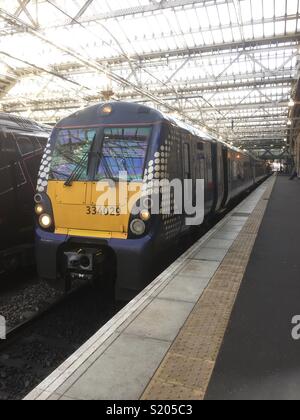 Scotrail Klasse 334 Elektrischer Triebzug in Edinburgh Waverley Station. Stockfoto