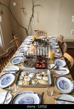 Englisches Frühstück für zwölf mit Tisch und Stühlen. Stockfoto