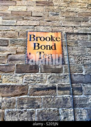 Brooke Bond tea Beschilderung, Robin Hood's Bay, North Yorkshire, Großbritannien Stockfoto