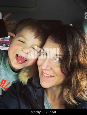 Dumme selfie von Mutter und Sohn Stockfoto