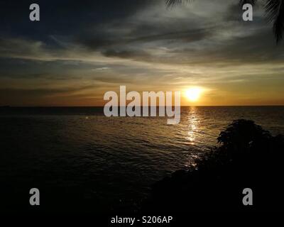 Sonnenuntergang am Shangri La Tanjung Aru Kota Kinabalu Stockfoto