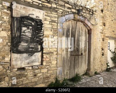 Ein altes Haus mit hölzernen Tür und geschlossene Fenster in Lefkara auf Zypern Stockfoto