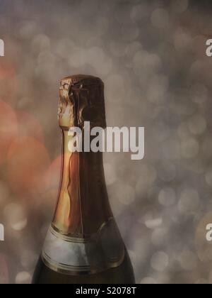 Champagner Flasche Hals schließen oben mit bokeh Hintergrund Stockfoto