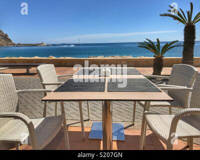 Restaurant/Cafe Tabelle auf der Uferpromenade in den Hafen von Javea/Xabia an der Costa Blanca, Provinz Alicante, Comunidad Valenciana, Spanien Stockfoto