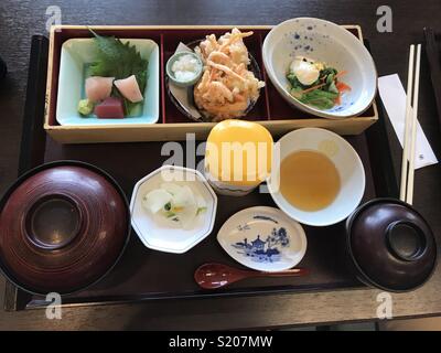 Traditionelle japanische Speisen. Tempura, Fisch, Miso Suppe, Reis, Rettich, eingelegtes Gemüse. Stockfoto