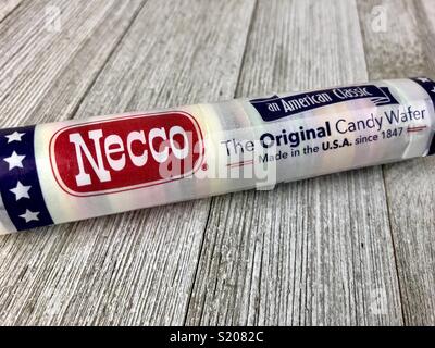 Rolle von necco Wafer auf einer hölzernen Oberfläche Stockfoto