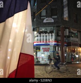 Fußgängerzone in der Nacht in Hiroshima, Japan. Stockfoto