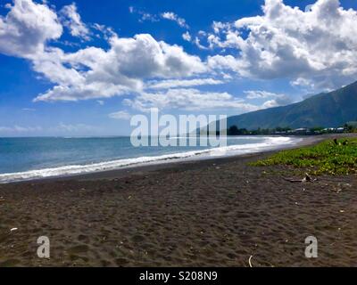 Schwarzen vulkanischen Sand bei Taharu'u Beach, öffentlichen Strand in der Nähe von Papara, Tahiti, Französisch-Polynesien, Gesellschaft Inseln, Südpazifik Stockfoto