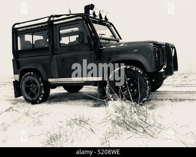 Land Rover Defender 90 an einem verschneiten, Anschluss Stockfoto