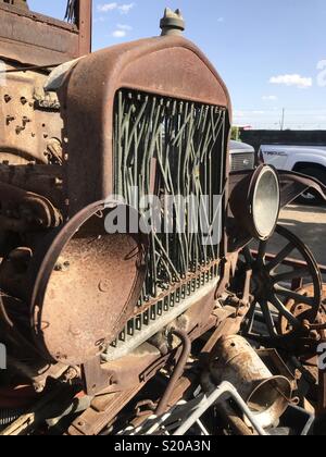 APRIL 14, 2018 - Bakersfield, CA UNITED STATES: Gebrochen und verfallende tube Kühler auf einem rostigen Modell T. Stockfoto