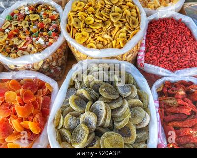 Getrocknete Früchte, einschließlich Goji Beeren, sonnengetrocknete Tomaten, Kiwi, Bananen, Papaya, an einer im Markt in Javea, Spanien. Stockfoto